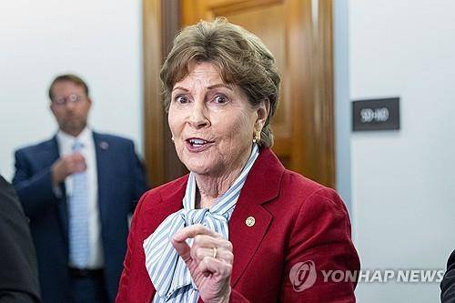 진 섀힌 미국 상원의원 (워싱턴DC UPI=연합뉴스 자료사진) 2025년 7월 15일 미국 연방의회 의사당에서 열린 기자회견에서 발언하고 있는 진 섀힌(민주·뉴햄프셔) 미국 상원의원. 이 기자회견에는 마크 뤼터 나토 사무총장, 톰 틸리스(공화·노스캐롤라이나) 미국 상원의원도 참석했다. (Photo by Bonnie Cash/UPI) 2025.7.31.