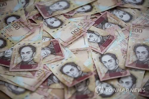 베네수엘라 화폐 통화 가치가 하락 중인 베네수엘라 화폐 100볼리바르
[EPA=연합뉴스 자료사진. 재배포 DB 금지]