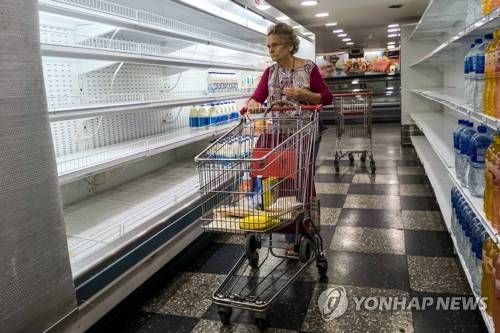베네수엘라 도시의 텅 빈 마트 진열대(2018년) 2018년 9월 12일 베네수엘라 수도 카라카스의 한 마트에서 노인이 경기 침체와 인플레이션 속에 텅 빈 진열대를 바라보고 있다.[EPA=연합뉴스 자료사진. 재배포 DB 금지]