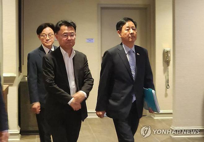 이틀 연속 미국 상무장관과 통상협의 위해 숙소 나서는 경제부총리 (워싱턴=연합뉴스) 박성민 특파원 = 구윤철 부총리 겸 기획재정부 장관(오른쪽)이 30일(현지시간) 워싱턴DC 미국 상무부 청사에서 하워드 러트닉 미 상무장관과 통상협의를 하기 위해 숙소를 나서고 있다. 맨 왼쪽은 김정관 산업통상자원부 장관. 2025.7.31 min22@yna.co.kr