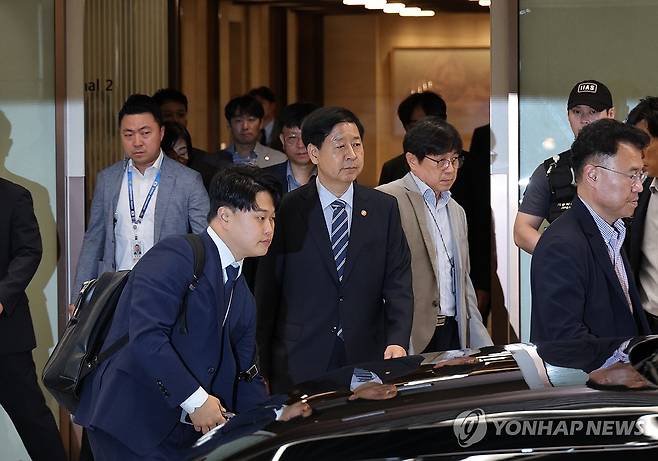 굳은 표정의 구윤철 기재부 장관 (영종도=연합뉴스) 이진욱 기자 = 한미 간 '2+2 통상협상'을 위해 미국으로 출국하려던 구윤철 부총리 겸 기재부 장관이 24일 인천국제공항 제2터미널을 굳은 표정으로 빠져나오고 있다.
    기획재정부는 24일 오전 언론 공지를 통해 "미국과 예정됐던 25일 '2+2협상'은 미국 스콧 베선트 재무장관의 긴급한 일정으로 인해 개최하지 못하게 됐다"고 밝혔다. 2025.7.24 [공동취재] cityboy@yna.co.kr