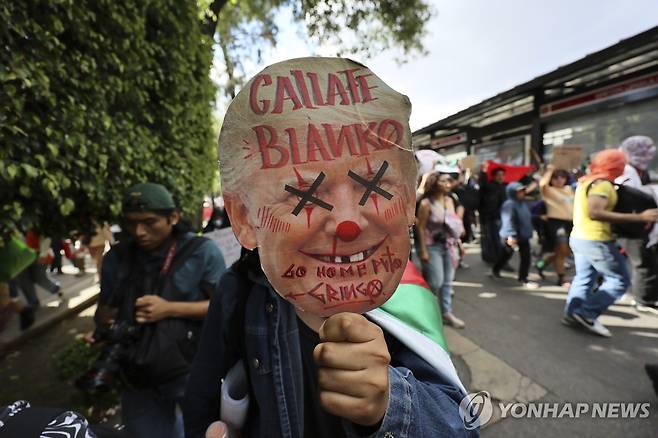 멕시코의 반(反) 트럼프 시위 [AP 연합뉴스 자료사진]