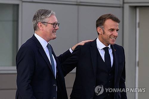 스타머 영국 총리(좌)와 마크롱 프랑스 대통령 [AFP=연합뉴스 자료사진. 재판매 및 DB 금지]