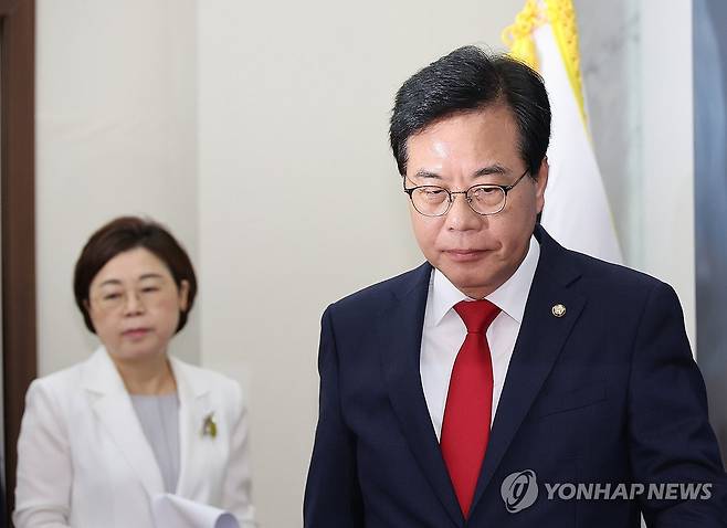 회의 참석하는 송언석 비상대책위원장 (서울=연합뉴스) 박동주 기자 = 국민의힘 송언석 비상대책위원장 겸 원내대표가 31일 국회에서 열린 비상대책위원회의에 참석하고 있다. 2025.7.31 pdj6635@yna.co.kr