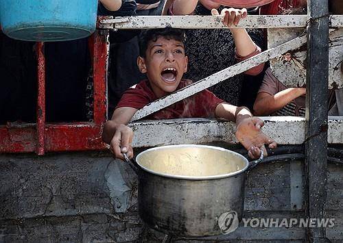 식량을 애타게 기다리는 가자지구 어린이 [로이터=연합뉴스 자료사진]