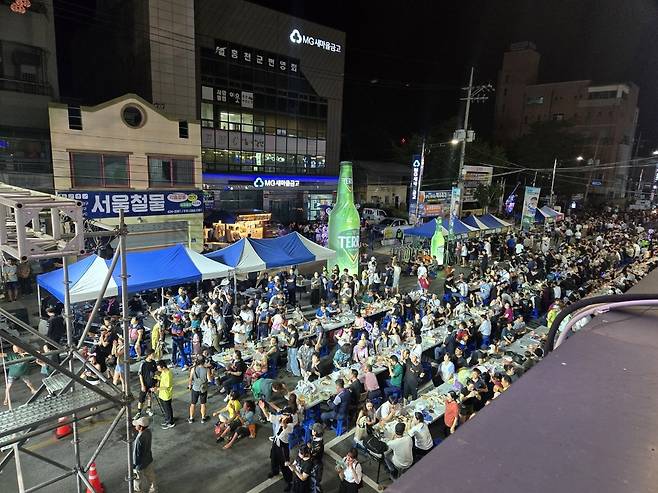 홍천읍 도심 거리를 가득 채운 맥주축제 전야제 인파 [촬영 이상학]