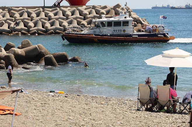 순찰도며 안전 주의 당부하는 해경 [촬영 박성제]