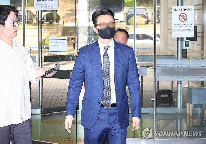 법원 출석하는 전 통일교 세계본부장 (서울=연합뉴스) 김주형 기자 = '건진법사 청탁 의혹'의 핵심 인물인 통일교 전 세계본부장 윤모 씨가 30일 영장실질심사를 위해 서울중앙지법에 출석하고 있다. 2025.7.30 kjhpress@yna.co.kr