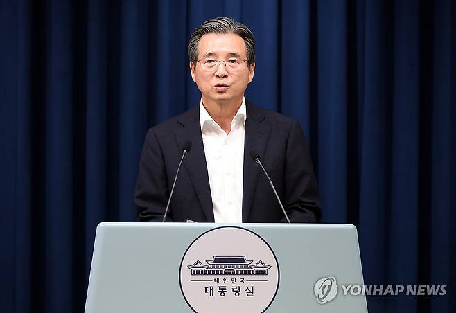 브리핑하는 김용범 정책실장 (서울=연합뉴스) 한상균 기자 = 김용범 정책실장이 31일 용산 대통령실 기자회견장에서 한국형 차세대 전력망 관련 브리핑을 하고 있다. 2025.7.31 xyz@yna.co.kr