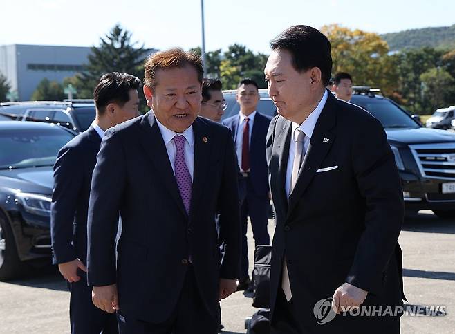 윤석열 전 대통령(오른쪽)과 이상민 전 행정안전부 장관 [연합뉴스 자료사진]