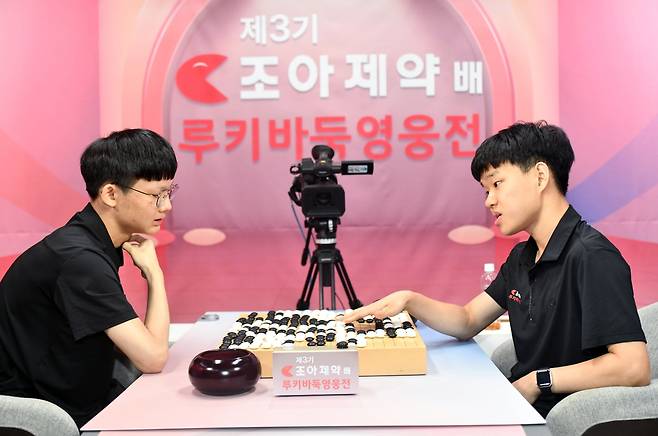 대국 후 복기하는 김승진(오른쪽) 6단과 조상연 4단 [한국기원 제공. 재판매 및 DB 금지]