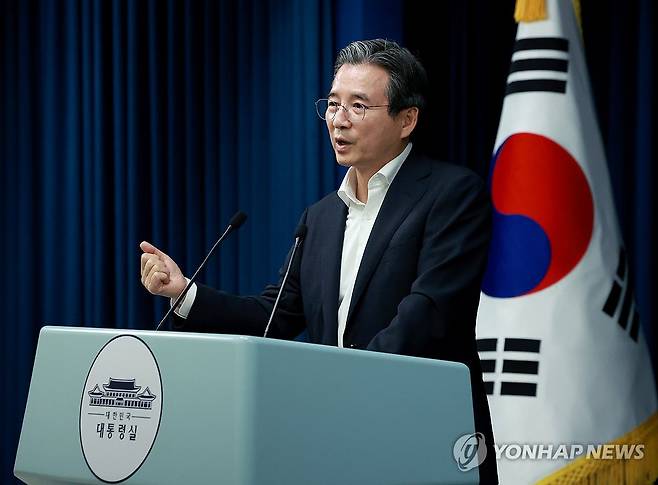 한미 관세 협상 타결, 취재진 질문에 답하는 김용범 정책실장 (서울=연합뉴스) 홍해인 기자 = 김용범 대통령실 정책실장이 31일 서울 용산 대통령실 청사에서 한미 관세 협상 타결 관련 브리핑 뒤 취재진의 질문에 답하고 있다. 2025.7.31 hihong@yna.co.kr