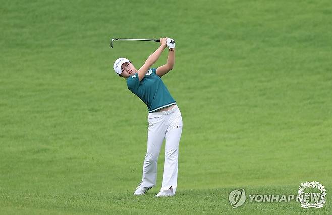 고지원, 14번홀 아이언샷 (서울=연합뉴스) 고지원이 31일 강원 원주 오로라 골프&리조트에서 열린 '2025 오로라월드 레이디스 챔피언십' 1라운드 14번홀에서 아이언샷을 하고 있다. 2025.7.31 [KLPGA 제공. 재판매 및 DB 금지] photo@yna.co.kr