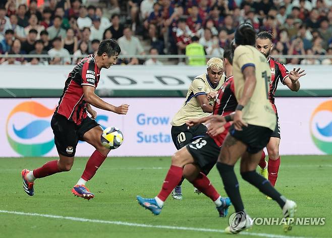 바르셀로나, 야말 세번째 골 (서울=연합뉴스) 김인철 기자 = 31일 서울월드컵경기장에서 열린 FC바르셀로나 2025 아시아투어 에디션 FC서울과 FC바르셀로나의 경기. 야말이 팀의 세번째 골을 성공하고 있다. 2025.7.31 yatoya@yna.co.kr