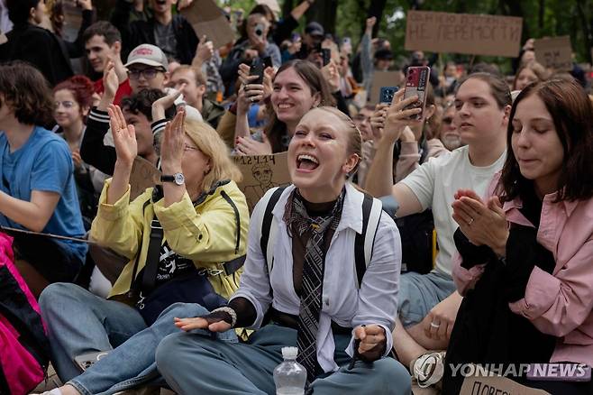 새 법의 의회 통과에 기뻐하는 시위대 [AFP 연합뉴스 재판매 및 DB 금지]