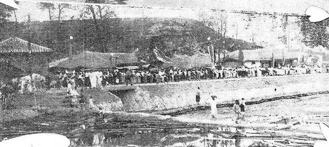 1935년 5월 5일 수원소년군 주도의 어린이날 기행렬 모습을 담은 동아일보 1935년 5월 8일자.