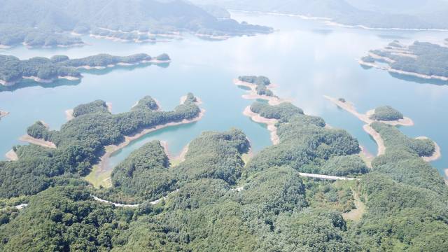 충북 충주 월악산국립공원 악어봉에서 내려다본 악어섬 전경.사진=충주시