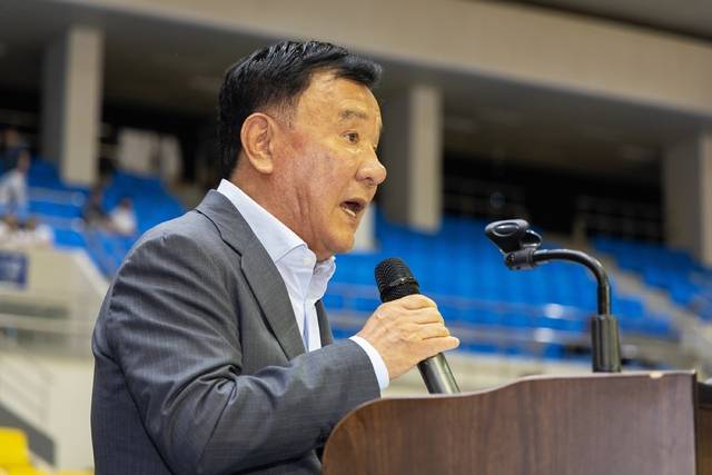 1일 익산시실내체육관에서 열린 ‘2025 백제왕도 익산 생활체육 전국유도대회’ 개회식에서 조석기 전북특별자치도유도회장이 축사를 하고 있다./사진 제공=익산시