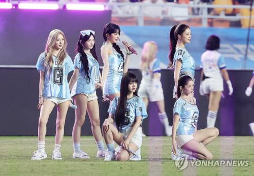 ◇하프타임 축하공연을 하고 있는 아이브의 모습. 사진=연합뉴스