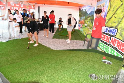 2025 화천토마토축제가 1일 화천군 사내면 사창리 문화마을 일대에서 개막했다. 오는 3일까지 이어지는 화천토마토축제는 민·관·군과 기업, 생산자와 소비자가 참여하는 국내 대표적인 상생축제다. 개막일인 1일 축제장을 찾은 관광객들이 다양한 체험프로그램들을 즐기고 있다.