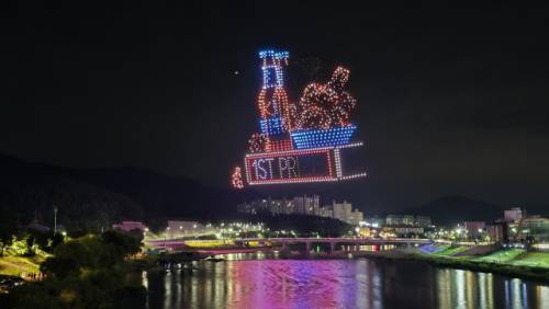 ◇제9회 홍천강 별빛음악 맥주축제 본 행사가 열린 지난 달 31일 펼쳐진 드론 라이트쇼. 사진=홍천군