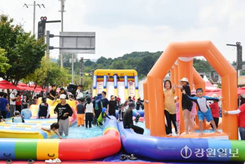 ◇2025 화천토마토축제가 1일 화천군 사내면 사창리 문화마을 일대에서 개막했다. 오는 3일까지 이어지는 화천토마토축제는 민·관·군과 기업, 생산자와 소비자가 참여하는 국내 대표적인 상생축제다. 개막일인 1일 축제장을 찾은 관광객들이 야외 물놀이장에서 무더위를 식히고 있다.
