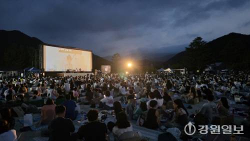 강릉씨네마떼끄가 주최하는 제27회 정동진독립영화제가 1일 강릉 정동초교 운동장에서 개막했다. 권태명 기자