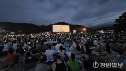 강릉씨네마떼끄가 주최하는 제27회 정동진독립영화제가 1일 강릉 정동초교 운동장에서 개막했다. 권태명 기자