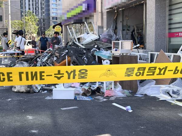 천장이 무너져 사상 사고가 발생한 창원시 마산회원구 양덕동 한 건물 앞. /최환석 기자