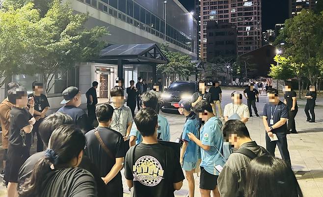Fans who finished the meeting are blocking and confronting Cho's representative. /Hwang In -weapon