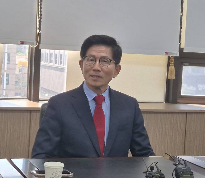 국민의힘 당 대표 선거에 출마한 김문수 전 고용노동부 장관이 1일 국민의힘 경북도당에서 “당 대표가 되면 대구 AI·교육·의료·교통 분야 확장하겠다”고 말했다. /장은희기자