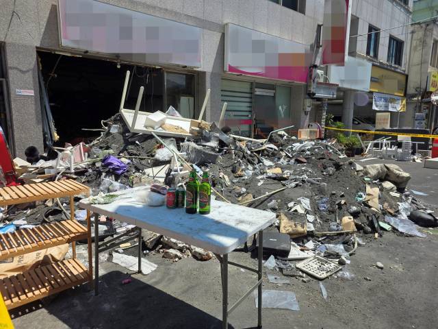 1일 오후 경남 창원시 마산회원구 양덕동 한 상가주택 앞에 검은 토사와 온갖 가재도구 등이 주택 앞에 수북하게 쌓여 있다. 이 주택은 지난달 31일 밤 1층 천장(2층 바닥)이 무너져 내려 4명이 사상했다. 강대한 기자