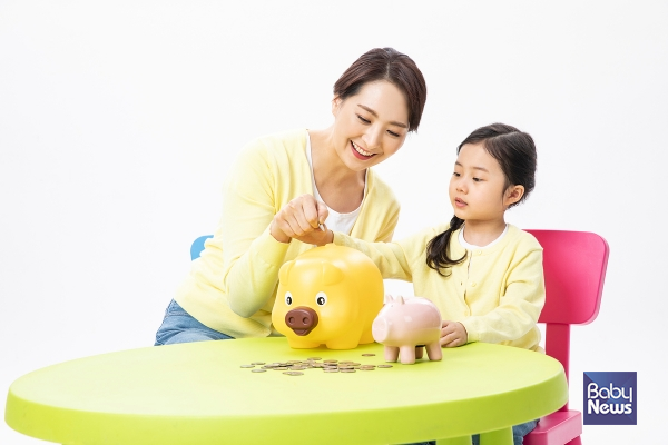 우리가 아이에게 경제교육을 시작할 때, 가장 먼저 점검해야 할 것은 아이가 '돈'에 대해 어떠한 감정을 갖느냐이다. ⓒ베이비뉴스