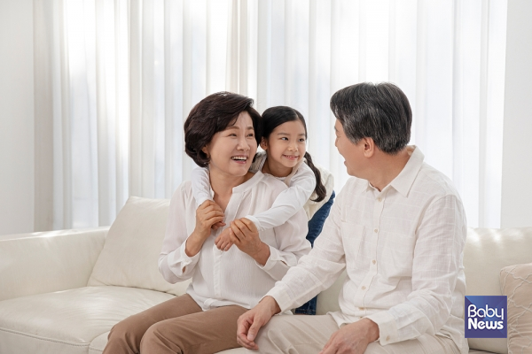 보호자는 아동수당법 제2조에 따라 아동의 친권자, 후견인 또는 그 밖의 사람으로서 아동을 사실상 보호하고 양육하는 사람을 말한다. ⓒ베이비뉴스