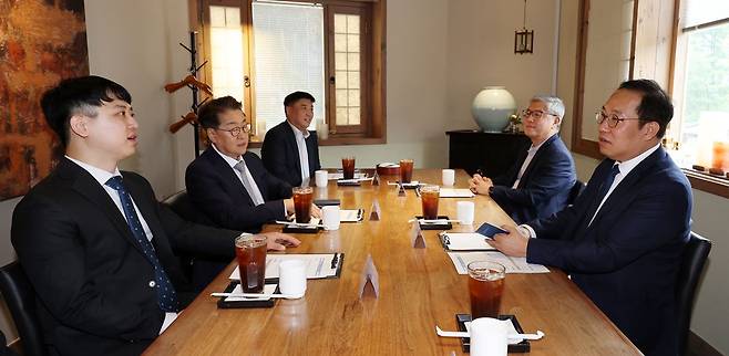 어제(31일) 열린 수련협의체 제2차 회의에서 김국일(오른쪽) 보건복지부 보건의료정책관과 한성존(왼쪽) 대한전공의협의회 비상대책위원장 등이 대화하는 모습.(사진 출처=뉴시스)