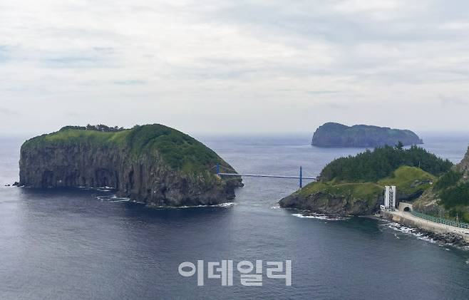 다리로 울릉도 본섬과 연결된 관음도