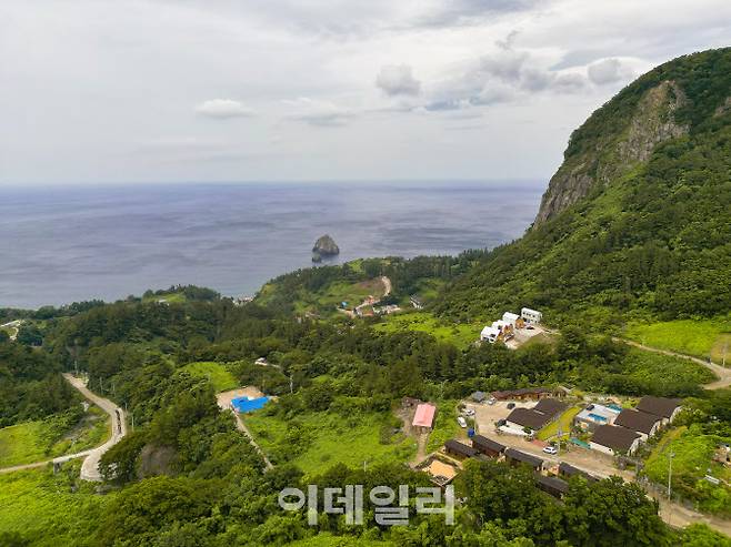 울릉도 전통 가옥인 너와집을 모티브로 지은 갈색 지붕의 스테이너와(오른쪽 하단). 전 객실을 동해를 바라보는 구조로 지었다.