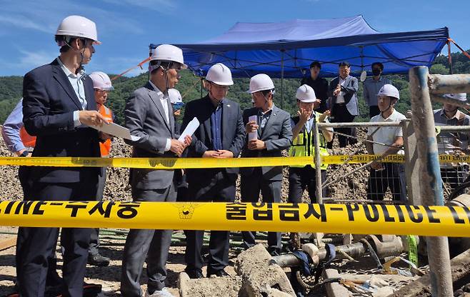 지난 7월 31일 오전 더불어민주당 산업재해예방 태스크포스(TF)와 안호영 국회 환경노동위원장이 최근 노동자 사망사고가 발생한 포스코이앤씨의 경남 함양울산고속도로 의령나들목 공사 현장을 둘러보고 있다. (사진=연합뉴스)