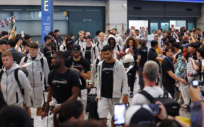 잉글랜드 프리미어리그 토트넘 홋스퍼 선수들이 1일 인천국제공항 제1터미널을 통해 입국하고 있다. 사진=연합뉴스