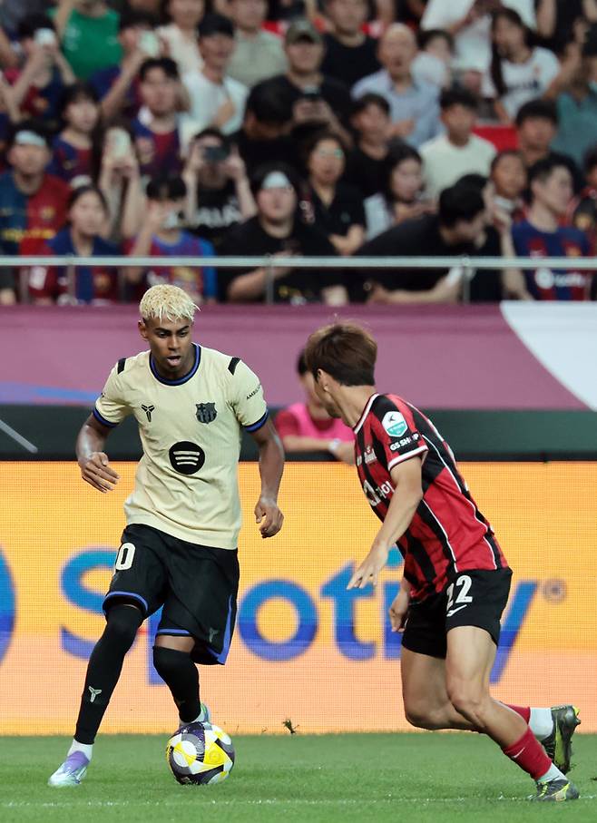 31일 서울월드컵경기장에서 열린 FC서울과 친선경기에서 드리블 돌파를 시도하는 FC바르셀로나의 라민 야말(왼쪽)