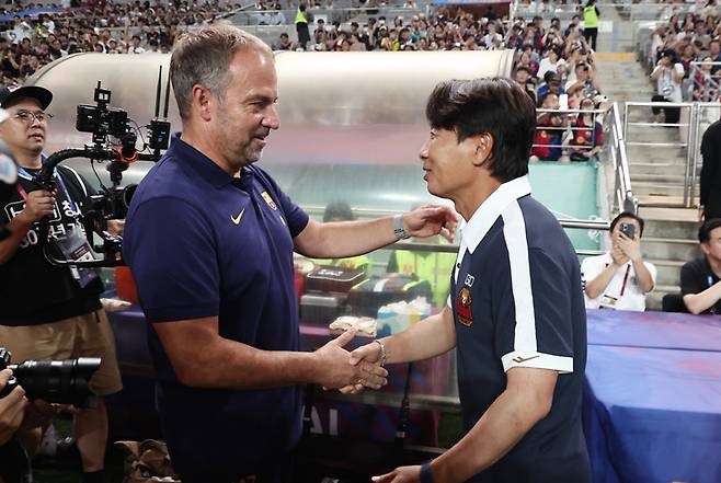 31일 서울월드컵경기장에서 열린 FC바르셀로나와 FC서울의 친선경기 시작을 앞두고 인사를 나누는 한지 플릭 감독(왼쪽)과 김기동 감독