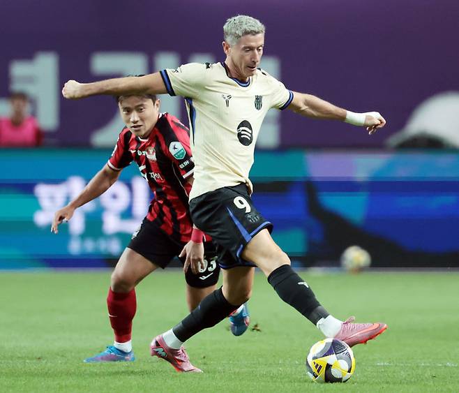 FC Barcelona 2025 Asia Tour Edition FC Seoul and FC Barcelona held at the Seoul World Cup Stadium on the 31st. Barcelona Levandowski is attacking. Defense is applause. 2025.7.31 31 days
