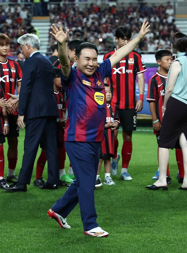 FC Barcelona 2025 Asia Tour Edition FC Seoul and FC Barcelona held at the Seoul World Cup Stadium on the 31st. Yoon Hong -geun, chairman of Genesis BBQ, is greeting. 2025.7.31