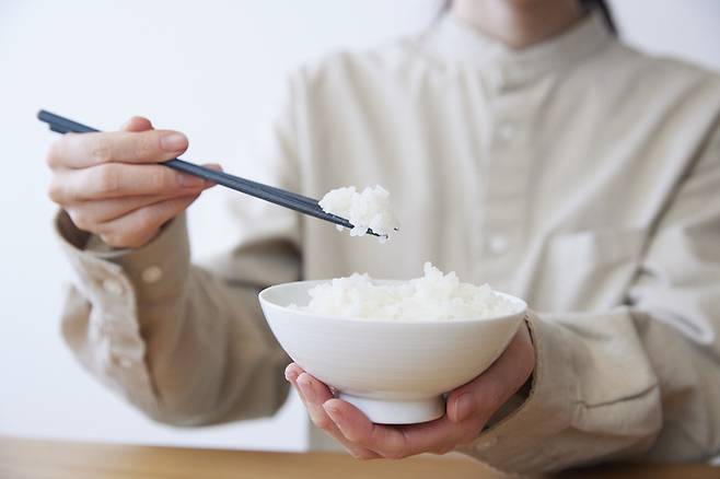 음식을 천천히 먹는 습관만으로도 소화와 영양 흡수를 개선할 수 있다. [사진=게티이미지뱅크]