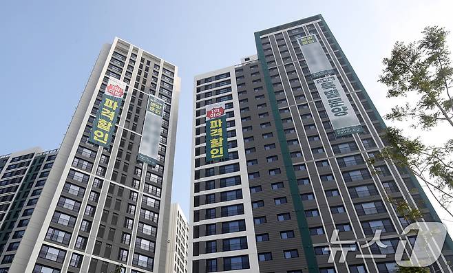 대구 서구 내당동 반고개역 푸르지오 아파트에 '1억 이상 파격 할인' 현수막이 걸려 있다. 뉴스1 ⓒ News1 공정식 기자