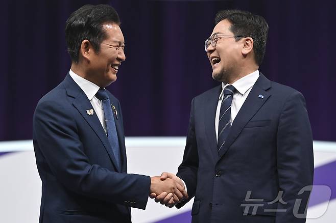 정청래(왼쪽), 박찬대 더불어민주당 당대표 후보들이 지난달 29일 오후 서울 마포구 MBC에서 열린 TV토론회에 참석해 기념 촬영하고 있다. (공동취재) 2025.7.29/뉴스1 ⓒ News1 신웅수 기자