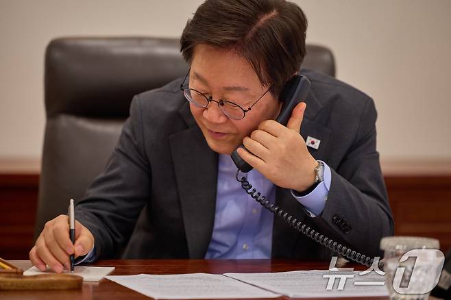 이재명 대통령이 24일 서울 용산 대통령실 청사 집무실에서 샤브카트 미르지요예프 우즈베키스탄 대통령과 전화 통화하고 있다. (대통령실 제공. 재판매 및 DB 금지) 2025.7.24/뉴스1 ⓒ News1 허경 기자