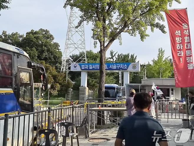 민중기 특별검사팀(김건희 특검팀)이 윤석열 전 대통령을 상대로 강제구인 절차에 돌입하는 1일 오전 경기 의왕시 서울구치소 앞 모습. 2025.8.1/뉴스1 ⓒ News1 김기현 기자