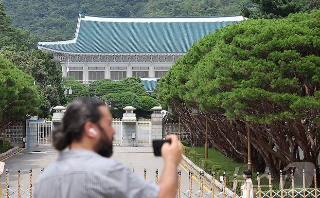 청와대 관람 일시 종료를 하루 앞둔 31일 오후 서울 종로구 청와대 정문 앞에서 한 관광객이 스마트폰으로 촬영하고 있다.  2025.7.31/뉴스1 ⓒ News1 김진환 기자