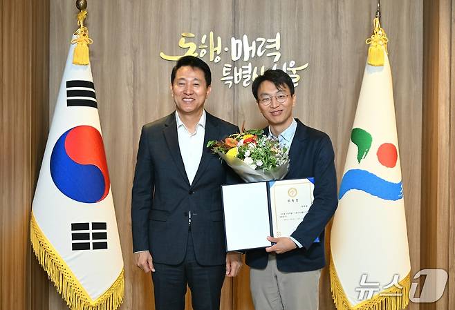 오세훈 서울시장이 1일 초대 '서울 건강총괄관'에 위촉된 정희원 박사와 기념사진을 촬영하고 있다.(서울시 제공)